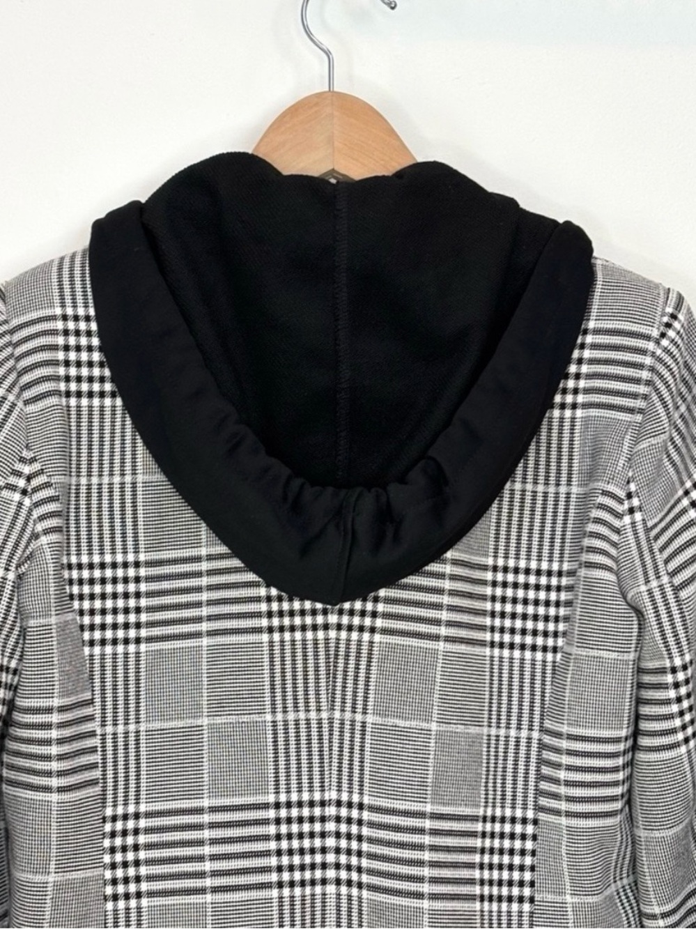 *Evereve * Dawson Plaid Blazer *
Black & White Plaid with Hoodie Insert* - Picture 8 of 11